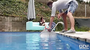 Evelina Darling’s erotic experience in the pool in 1080p quality.